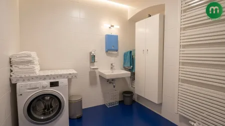 Personal-WC sowie Waschraum mit Waschbecken