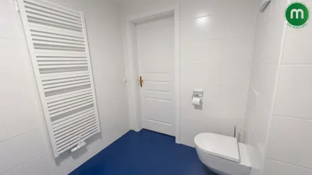 Personal-WC sowie Waschraum mit Waschbecken