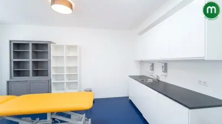 Hauptpraxis mit Einbauküche