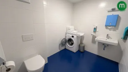Personal-WC sowie Waschraum mit Waschbecken