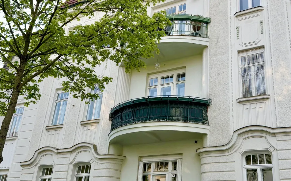 Wohnsalon mit Ausgang auf den Balkon