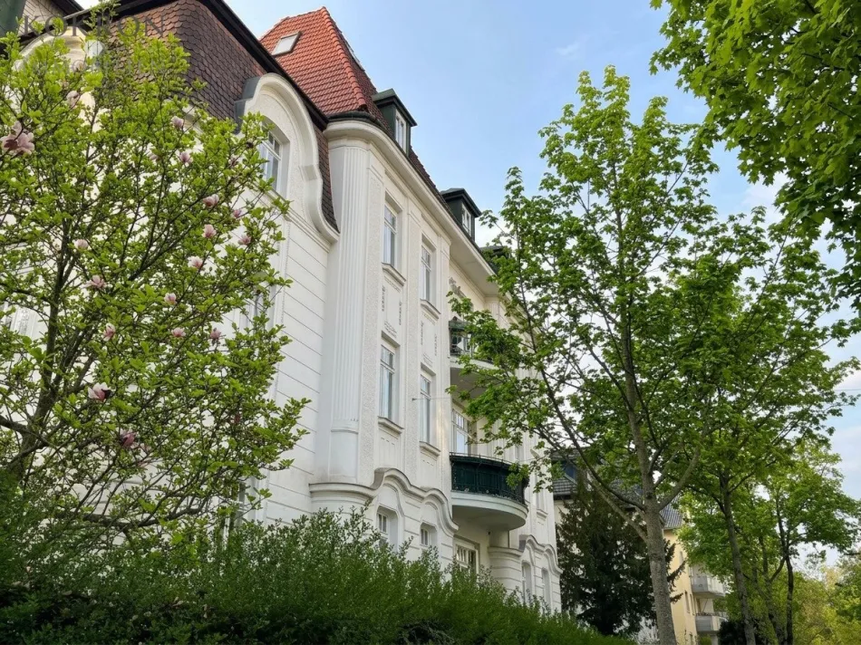 Wohnsalon mit Ausgang auf den Balkon