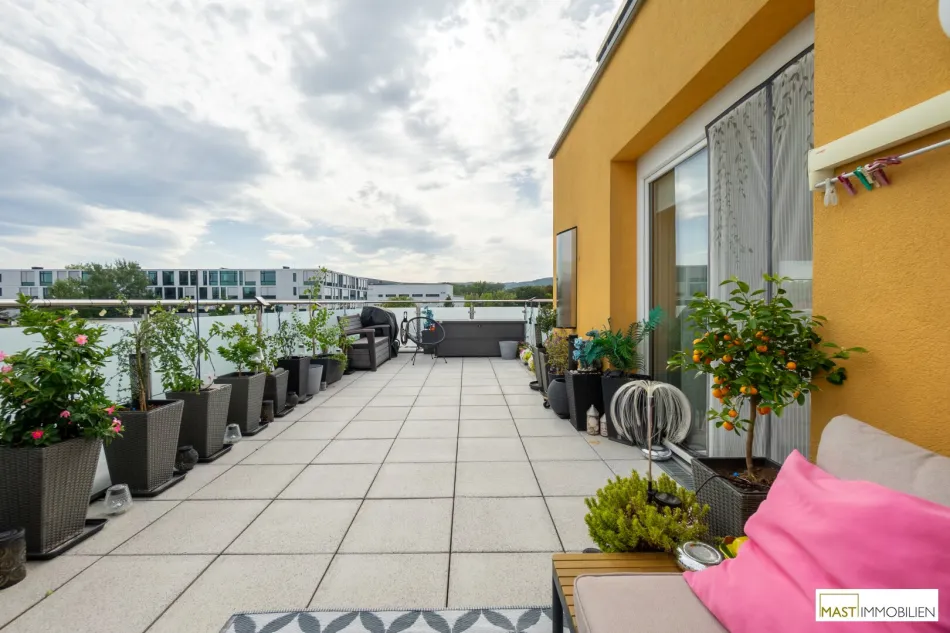 Sonnige 3 Zimmer DG Wohnung mit ca. 33 m² großer Dachterrasse direkt in Korneuburg - Titelbild