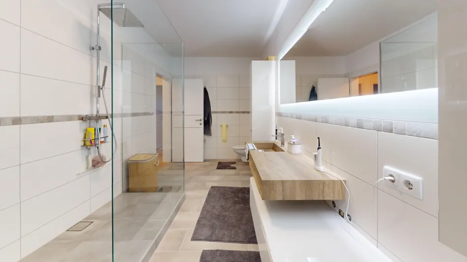 ++ Ankommen. Wohlfühlen. ++ Modernes Familienhaus mit Designerküche, großem Wohnbereich, Garten & sonnigem Balkon - Bild