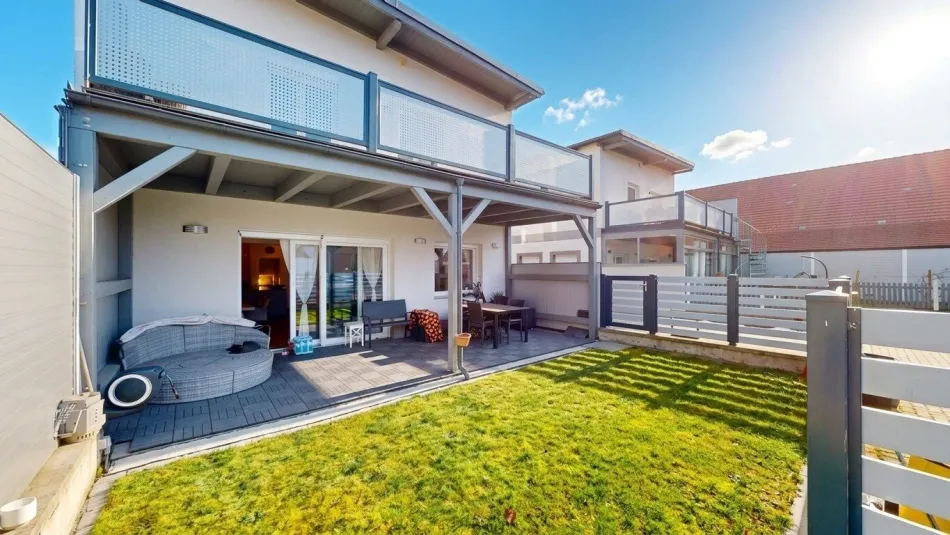 ++ Ankommen. Wohlfühlen. ++ Modernes Familienhaus mit Designerküche, großem Wohnbereich, Garten & sonnigem Balkon - Bild