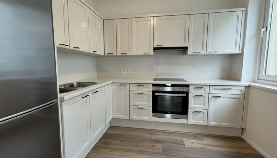++Sofort bezugsfertig++ Liebevolle 2-Zimmer-Wohnung mit Loggia, Lift & Keller - Bild