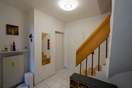 Zentraler Vorraum mit WC und Treppe ins 2. Dachgeschoß