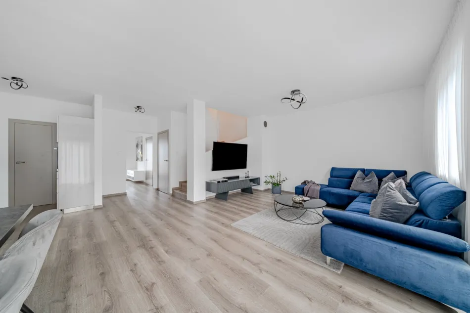 Modernes Familienwohnen: Bezugsfertige 5-Zimmer-Doppelhaushälfte mit Eigengarten - Titelbild