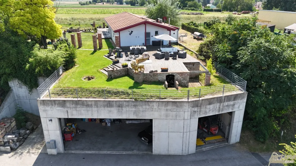 Exklusiver Bungalow mit Garagen und Kellergewölben - Titelbild