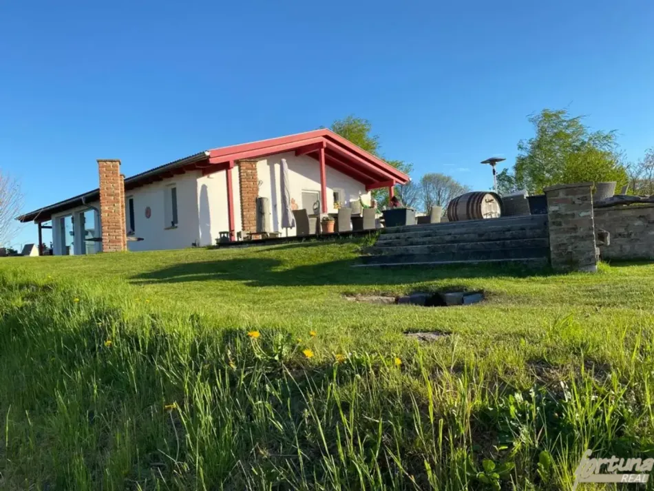 Exklusiver Bungalow mit Garagen und Kellergewölben - Bild