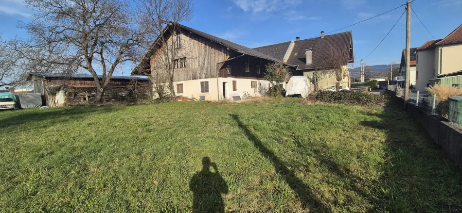 Großzügiges 1000m² Grundstück mit Altbestand in Lauterach, Vorarlberg - Titelbild