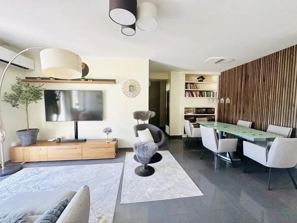 Charmante 3-Zimmer - DG Wohnung mit Balkon, Garage & Klimaanlage in Kottingbrunn - WBF Übernahme möglich - Titelbild
