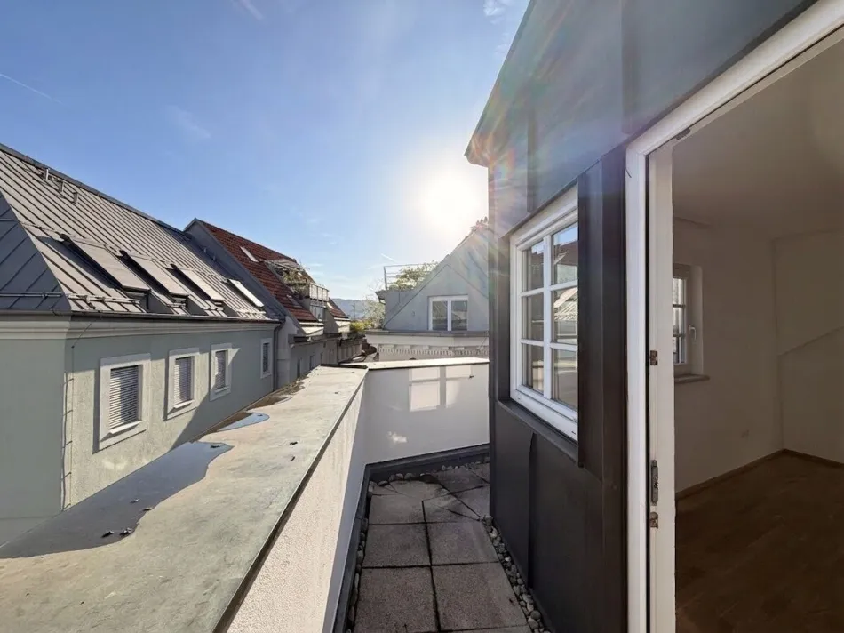 Schöne DACHGESCHOSSWOHNUNG mit kleiner Terrasse - nähe Donaulände zu vermieten - Bild