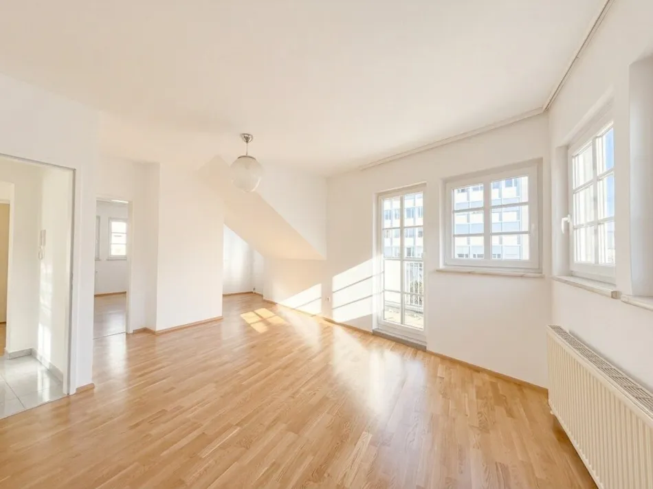 Schöne DACHGESCHOSSWOHNUNG mit kleiner Terrasse - nähe Donaulände zu vermieten - Titelbild