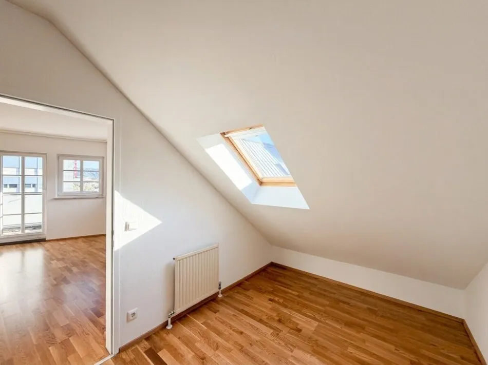 Schöne DACHGESCHOSSWOHNUNG mit kleiner Terrasse - nähe Donaulände zu vermieten - Bild