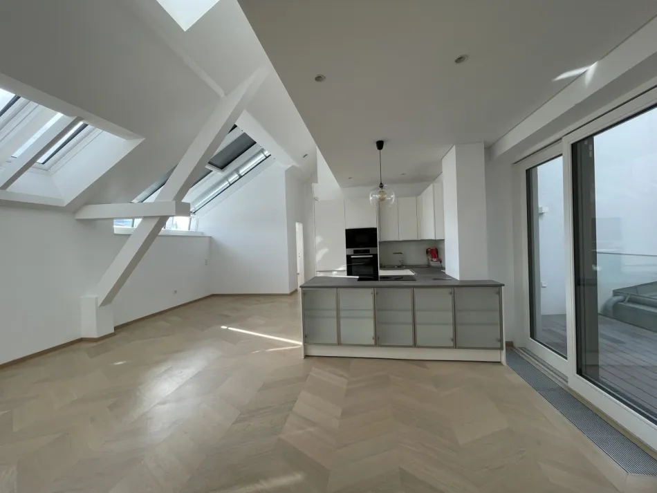 4 Zimmer-Maisonetten-Wohnung mit einer Terrasse und eigenem Studio im Oberbereich mit separatem zusätzlichem Eingang! - Bild