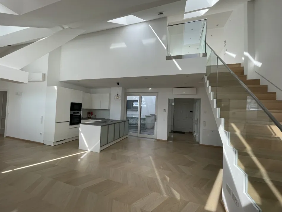 4 Zimmer-Maisonetten-Wohnung mit einer Terrasse und eigenem Studio im Oberbereich mit separatem zusätzlichem Eingang! - Bild