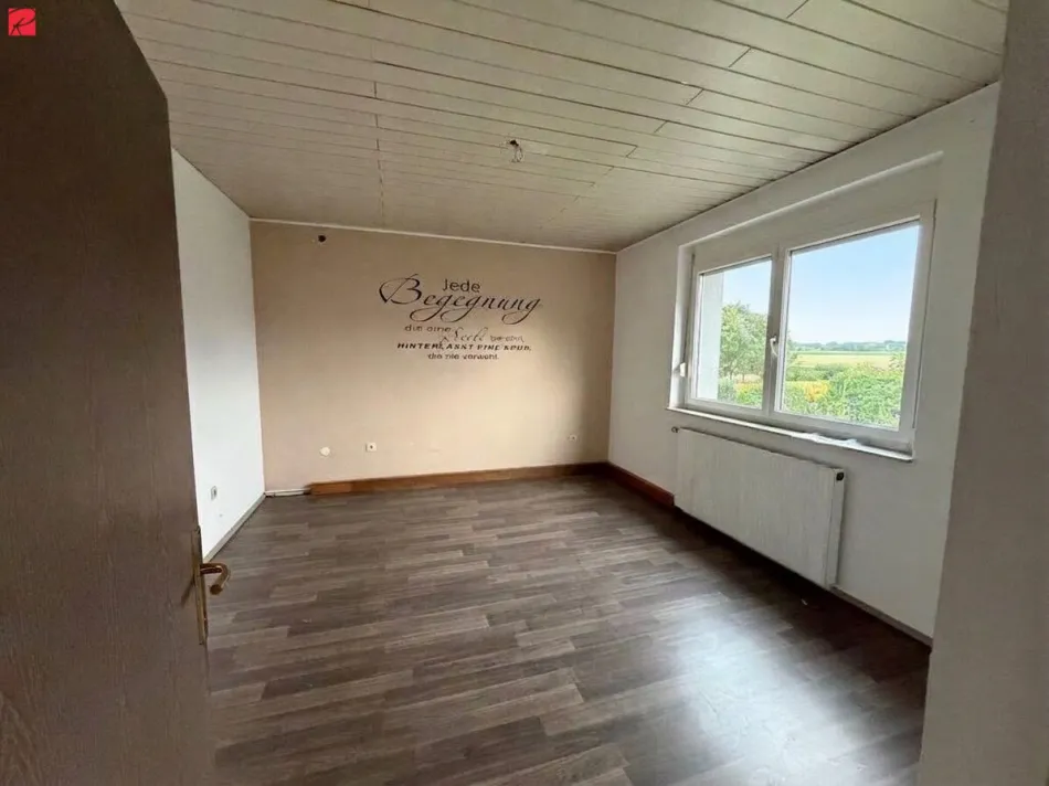 Geräumiges Mehrfamilienhaus mit großzügigen Garten - Bild