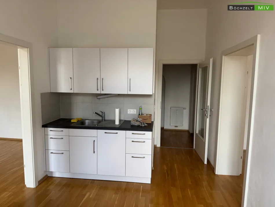 Helle, geförderte 2-Zimmer-Mietwohnung mit möblierter Küche in Leoben - Titelbild