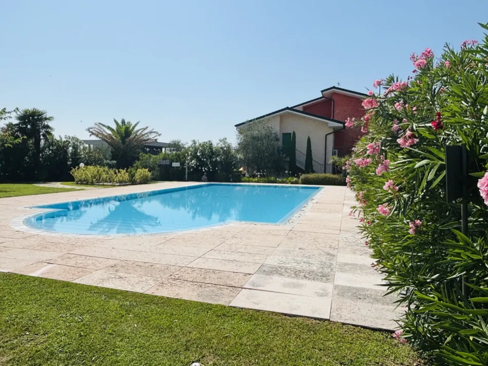 Erdgeschoss Wohnung mit Garten und Pool - Bild