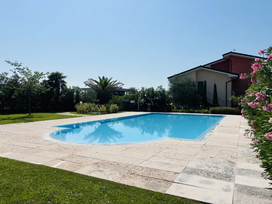 Erdgeschoss Wohnung mit Garten und Pool - Titelbild
