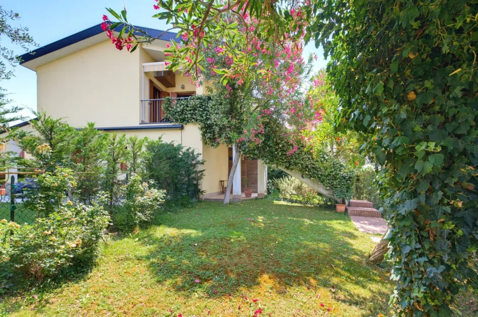 Eckwohnung ersten Stock mit Pool - Private Garten und überdachtem Parkplatz - Titelbild