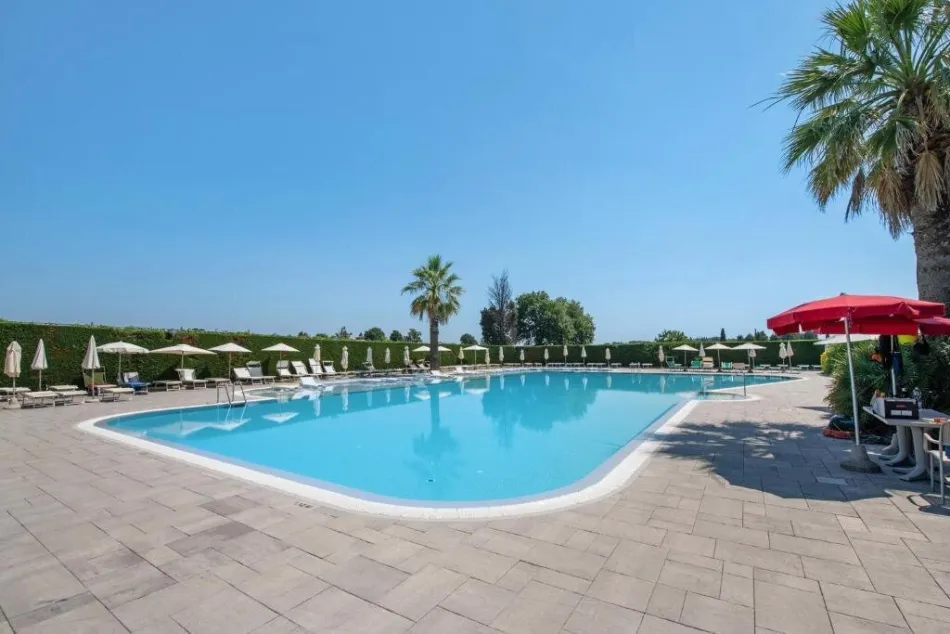 Eckwohnung ersten Stock mit Pool - Private Garten und überdachtem Parkplatz - Bild