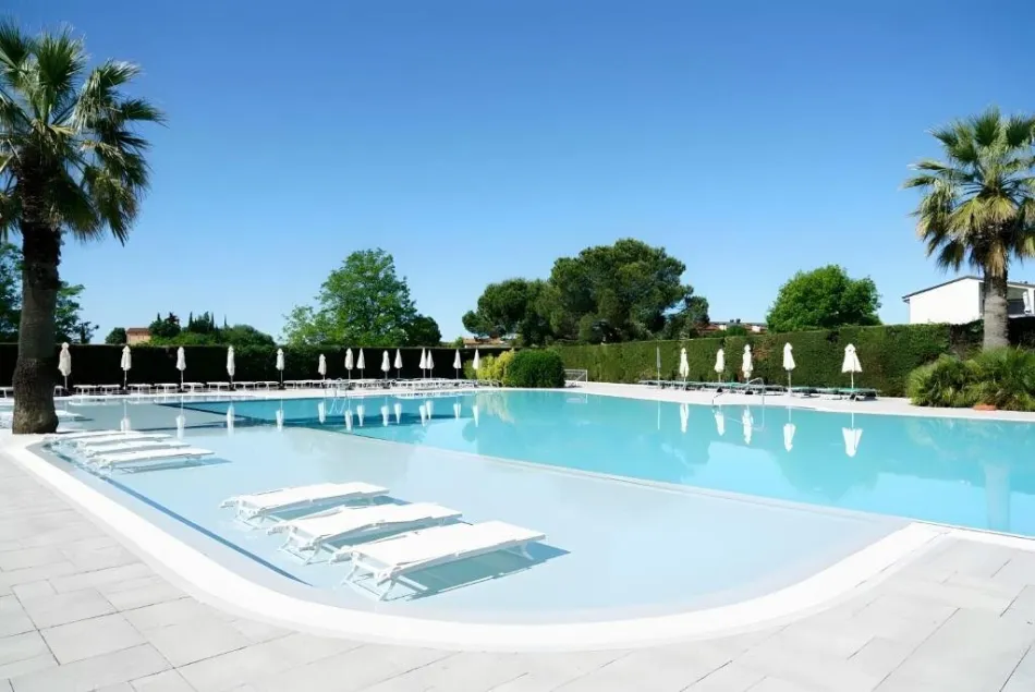 Eckwohnung ersten Stock mit Pool - Private Garten und überdachtem Parkplatz - Bild