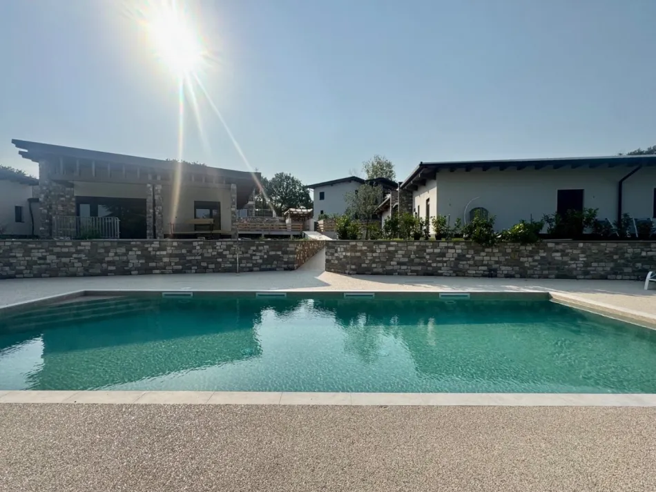 Neue Ville mit Seeblick und Pool - Titelbild
