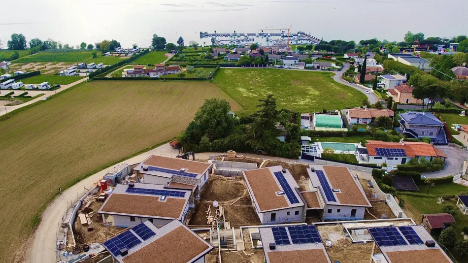 Neue Ville mit Seeblick und Pool - Bild