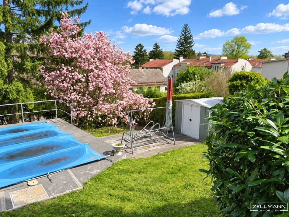 RARITÄT MIT POTENZIAL – Eingewachsenes Grundstück mit Altbestand und Pool | ZELLMANN IMMOBILIEN - Bild