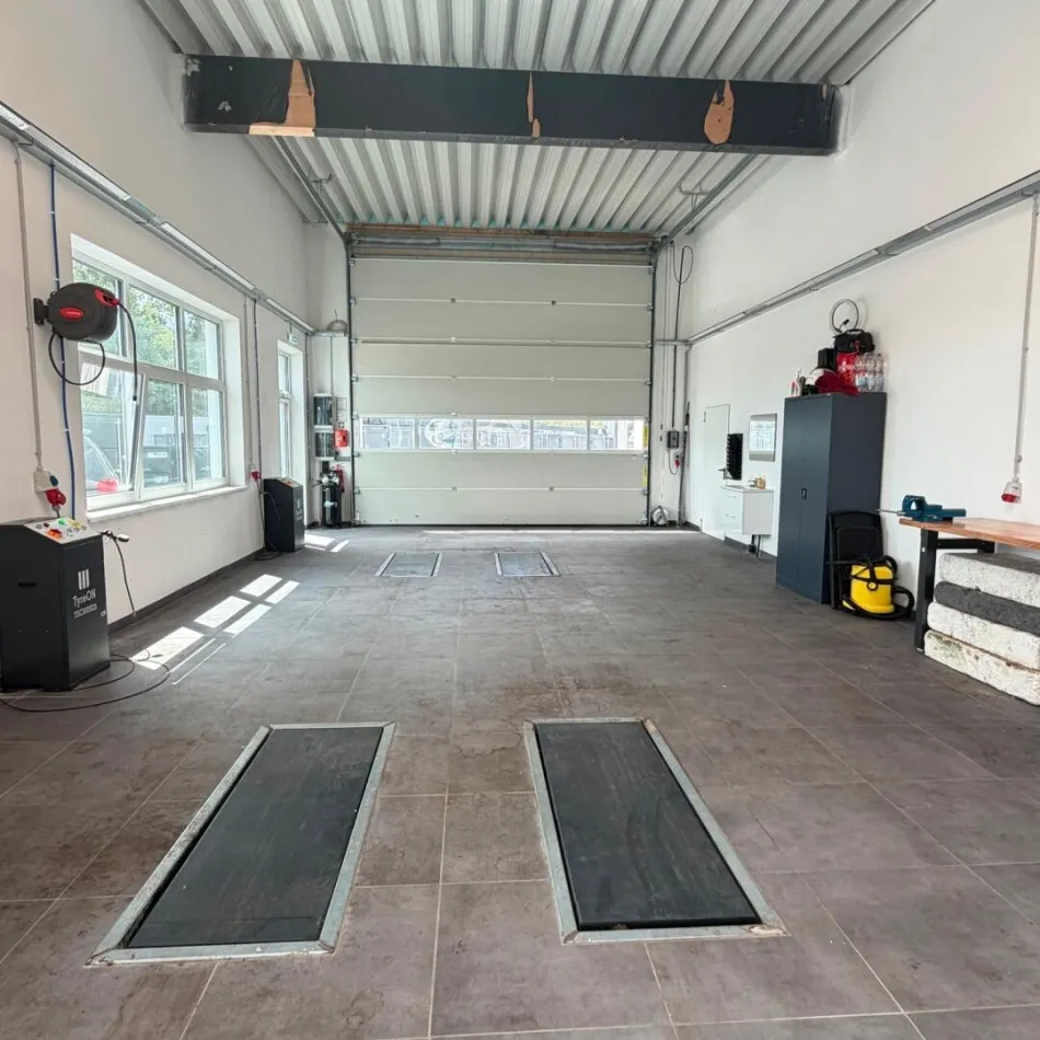 Helle Gewerbe- und Werkstatthalle in Sollenau – mit Hebebühnen, Lkw-Zufahrt und umfangreicher Ausstattung (Halle T3) - Bild