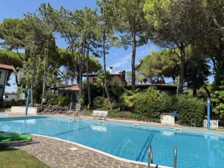 Reihenhaus in Lignano mit Pool & eigenem Garten – wenige Gehminuten zum Meer - Titelbild