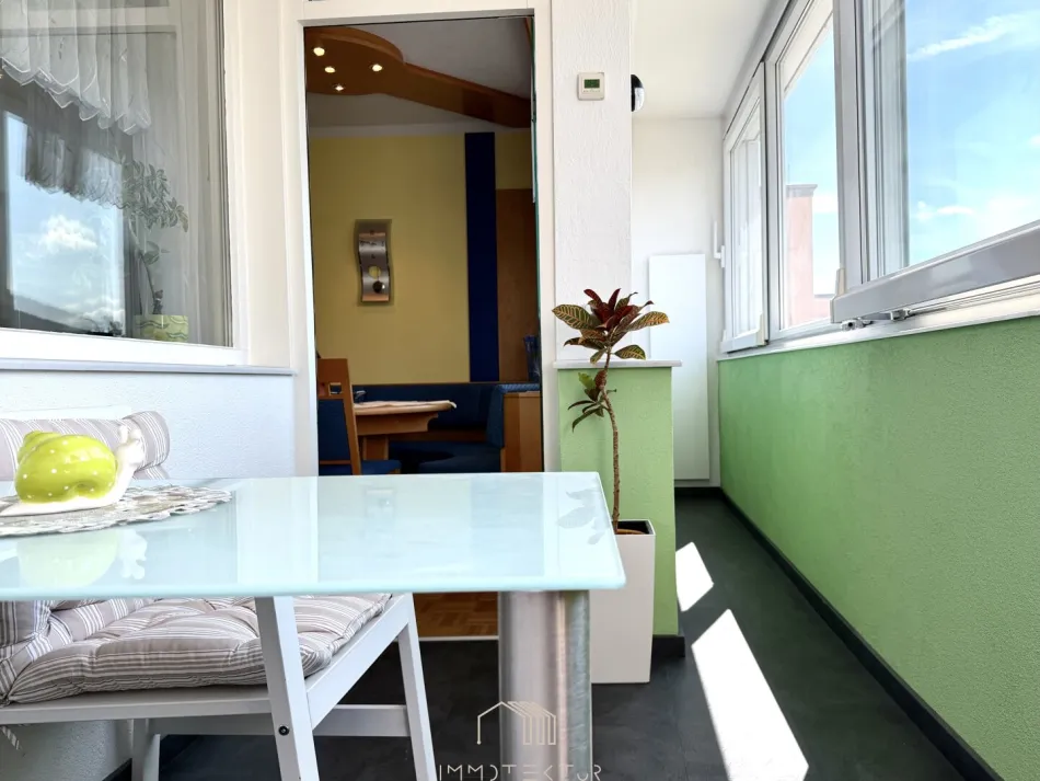 FERNBLICK IN EGGENBERG: Helle 3-Zimmer-Wohnung mit Extraküche, Loggia & Tiefgaragenparkplatz - Titelbild
