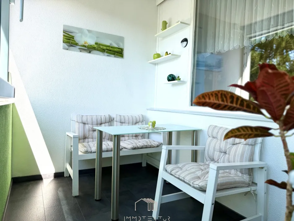 FERNBLICK IN EGGENBERG: Helle 3-Zimmer-Wohnung mit Extraküche, Loggia & Tiefgaragenparkplatz - Bild