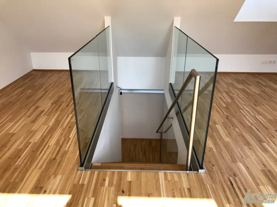 Zweigeschossige Dachgeschosswohnung mit großzügiger Wohnküche, Terrasse & Galerie in zentraler Lage - Bild