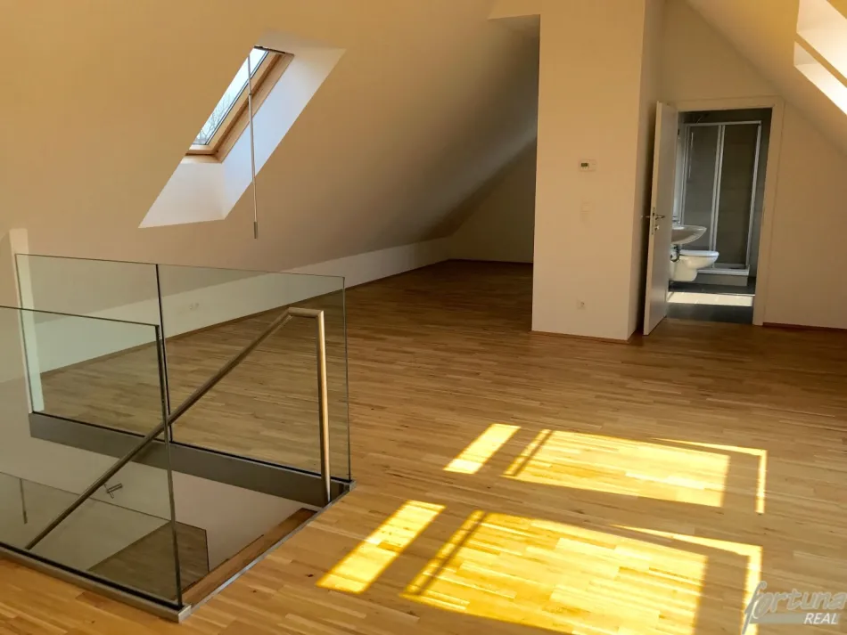 Zweigeschossige Dachgeschosswohnung mit großzügiger Wohnküche, Terrasse & Galerie in zentraler Lage - Bild
