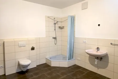Badezimmer mit Dusche und WC Ansicht 2