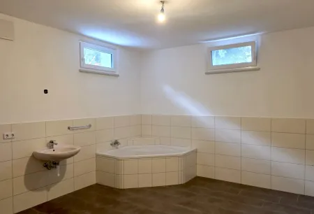 Badezimmer mit Badewanne Ansicht 1