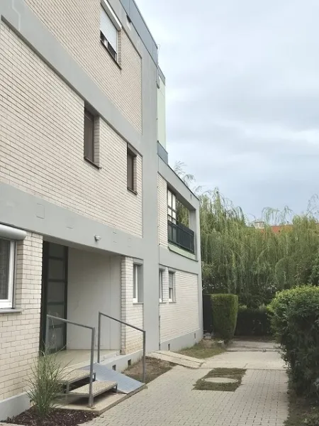 Entzückende Garconniere mit kleinem Garten