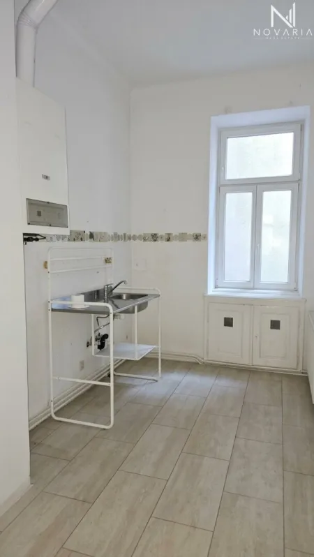 Vielseitige 3-Zimmer-Wohnung mit großem Potenzial und einem bezaubernden Grünblick, die darauf wartet, von Ihnen liebevoll renoviert zu werden. (über 1.000m2 Gemeinschaftsgarten) - Bild
