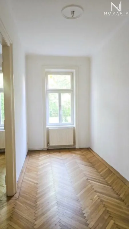 Vielseitige 3-Zimmer-Wohnung mit großem Potenzial und einem bezaubernden Grünblick, die darauf wartet, von Ihnen liebevoll renoviert zu werden. (über 1.000m2 Gemeinschaftsgarten) - Bild