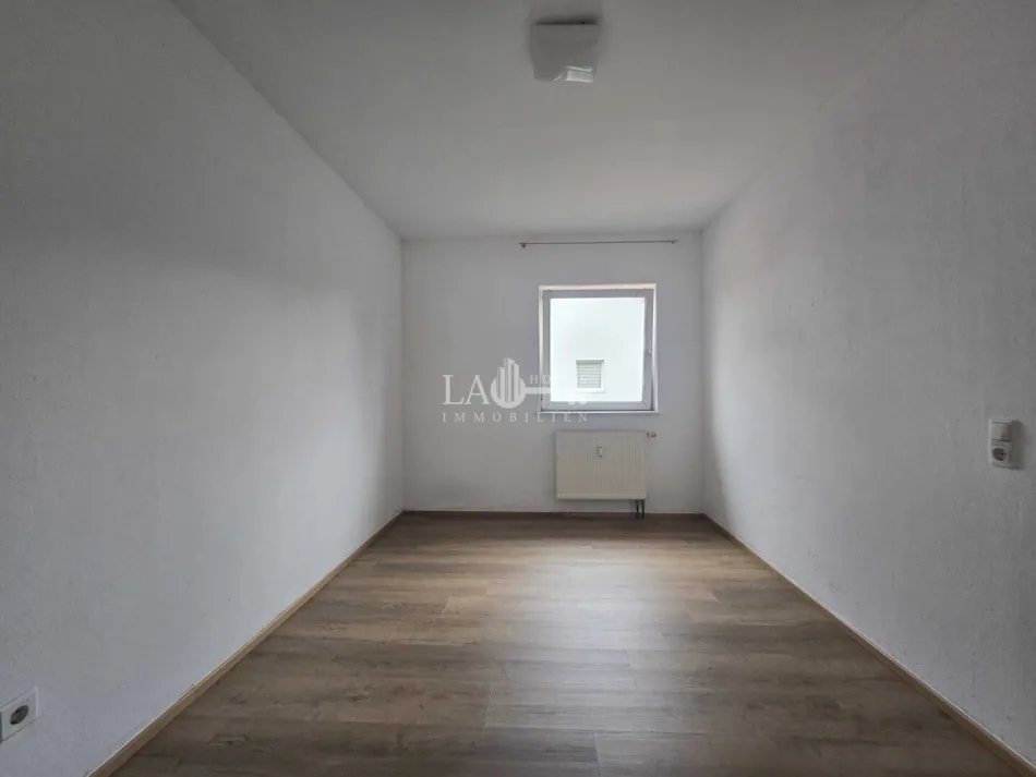 Charmante 4-Zi-Wohnung mit Balkon und Parkplatz - Bild