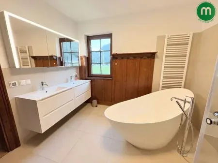 modernes Bad mit Wanne