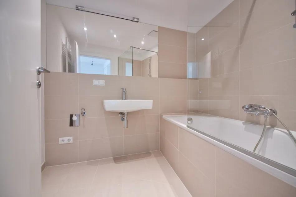 Ruhige 2-Zimmer-Wohnung | 10 m² Balkon | Innenhoflage | 2 Min zur U1 Keplerplatz - Bild