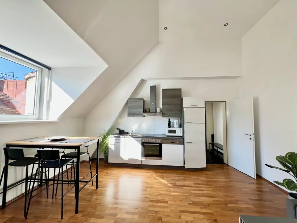 Gut aufgeteilte 2 Zimmer Dachgeschoss-Stadtwohung, 49 m2! Top Wohngegend - U1 Nähe! - Titelbild