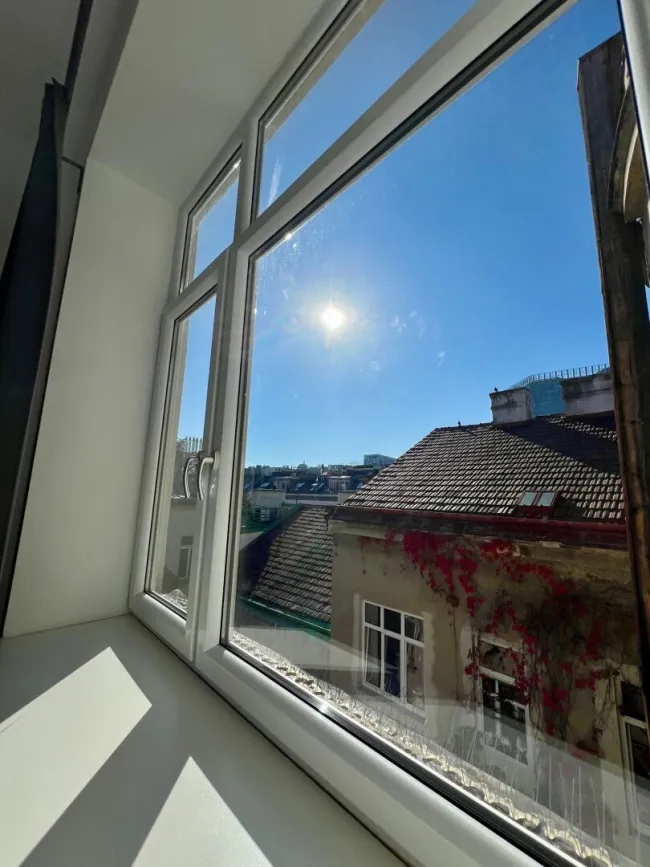Gut aufgeteilte 2 Zimmer Dachgeschoss-Stadtwohung, 49 m2! Top Wohngegend - U1 Nähe! - Bild