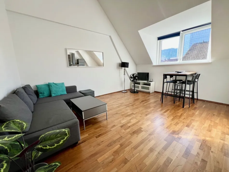 Gut aufgeteilte 2 Zimmer Dachgeschoss-Stadtwohung, 49 m2! Top Wohngegend - U1 Nähe! - Bild
