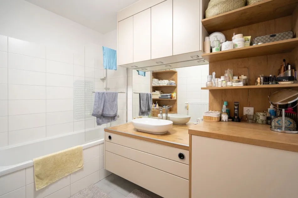 Moderne 4-Zimmer Wohnung mit Balkon+ Tiefgaragenparkplatz zu kaufen, Nähe Solar City - Bild