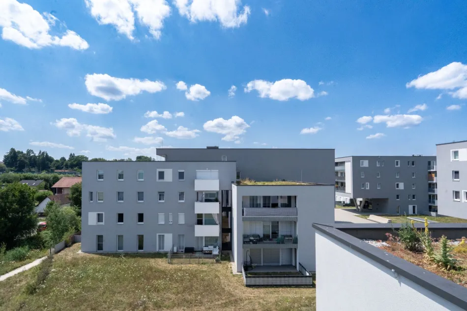 Moderne 4-Zimmer Wohnung mit Balkon+ Tiefgaragenparkplatz zu kaufen, Nähe Solar City - Titelbild